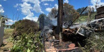 Bombeiros do SCAB combatem incêndio em imóvel em Serafina Corrêa