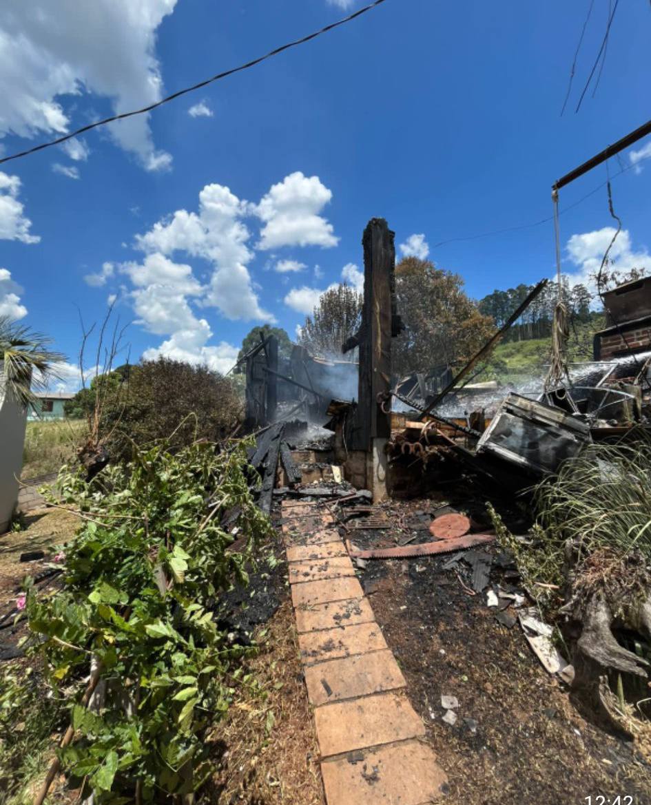 Bombeiros do SCAB combatem incêndio em imóvel em Serafina Corrêa