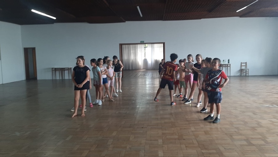 ARVOREZINHA | Crianças participam de projeto “Fazendo Arte nas Férias”