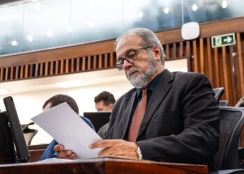 Deputado Victorino propõe classificação etária de livros nas escolas