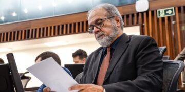 Deputado Victorino propõe classificação etária de livros nas escolas