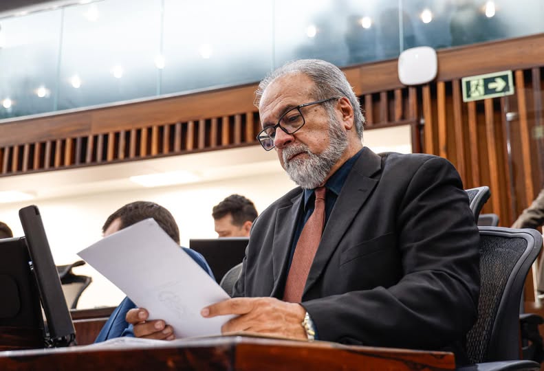 Deputado Victorino propõe classificação etária de livros nas escolas