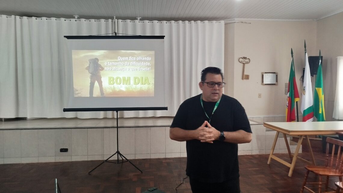 PUTINGA | Palestra onde participaram a equipe do CRAS, agentes de saúde, enfermeiras, nutricionistas e psicóloga.