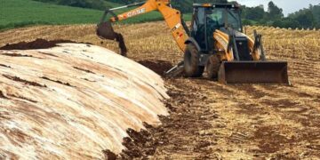 Secretarias auxiliam agricultores no fechamento da silagem