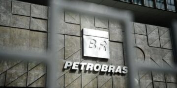 Petrobras registra queda de 70% no lucro em 2024