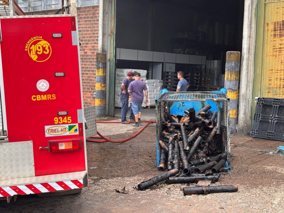 ENCANTADO | Bombeiros combatem incêndio em fábrica de fraldas