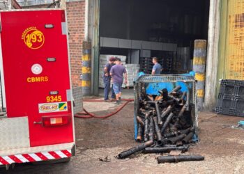 ENCANTADO | Bombeiros combatem incêndio em fábrica de fraldas