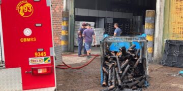 ENCANTADO | Bombeiros combatem incêndio em fábrica de fraldas