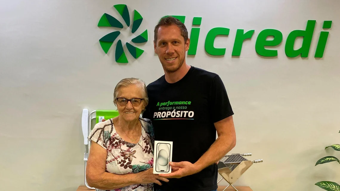 Investimento Premiado Sicredi entrega 26 Iphones a associados