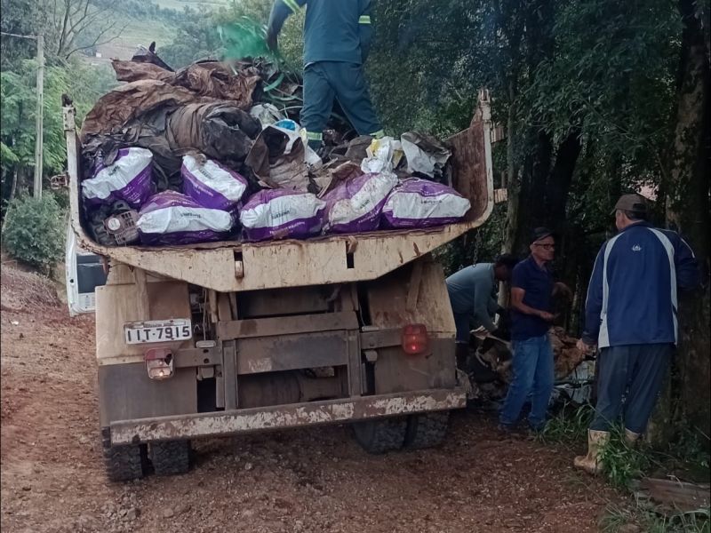 SERAFINA CORRÊA | Secretaria de Meio Ambiente recolhe 20 toneladas de lixo seco no interior
