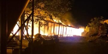 DOIS LAJEADOS | Bombeiros combatem incêndio em aviário