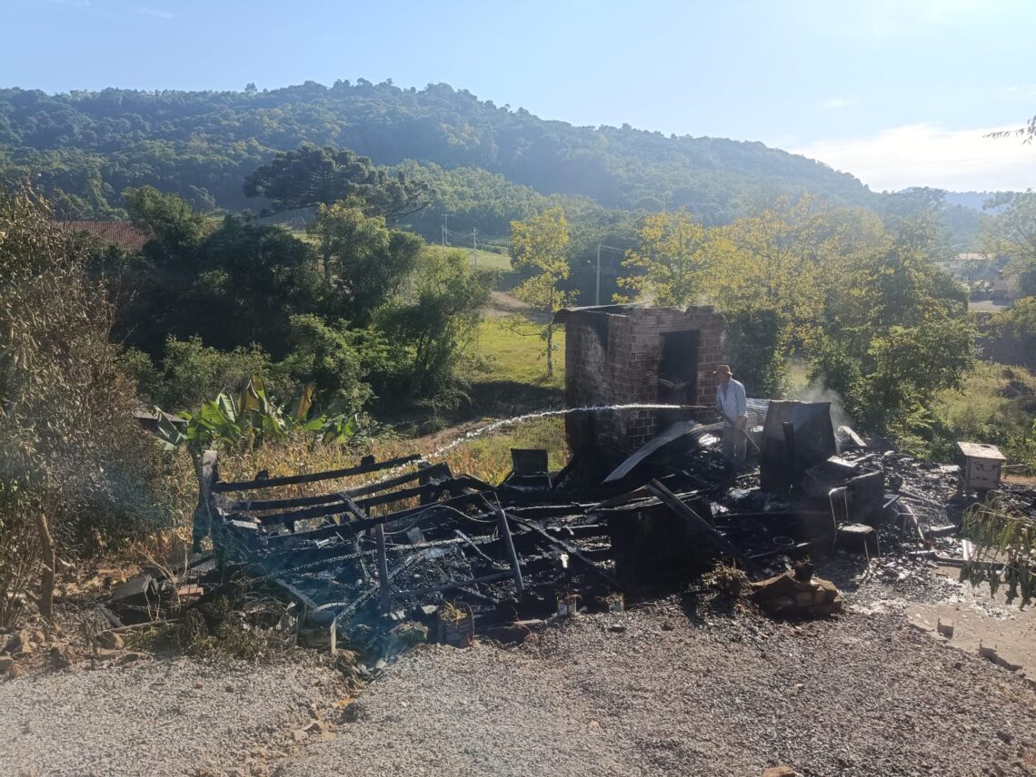 ANTA GORDA | Um incêndio atingiu uma residência de madeira situada no centro do município