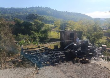 ANTA GORDA | Um incêndio atingiu uma residência de madeira situada no centro do município