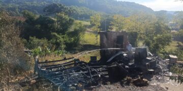 ANTA GORDA | Um incêndio atingiu uma residência de madeira situada no centro do município