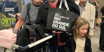 Passageiros de Voo Inaugural da TAP de Lisboa para Porto Alegre são presentados com Erva-Mate do Alto Taquari