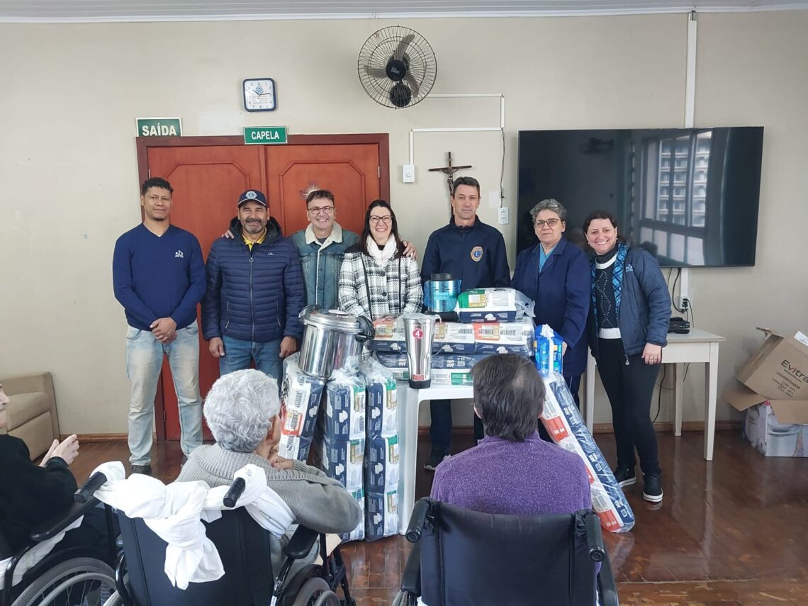 Lions Clube de Espumoso entrega doações à Obra Social Santa Julia