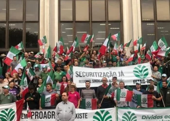 Agricultores cobram solução para dívidas rurais em protesto em Porto Alegre