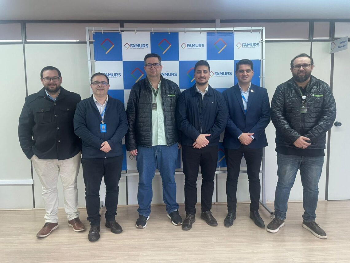 Diretores do Correio do Mate visitam superintendência da FAMURS