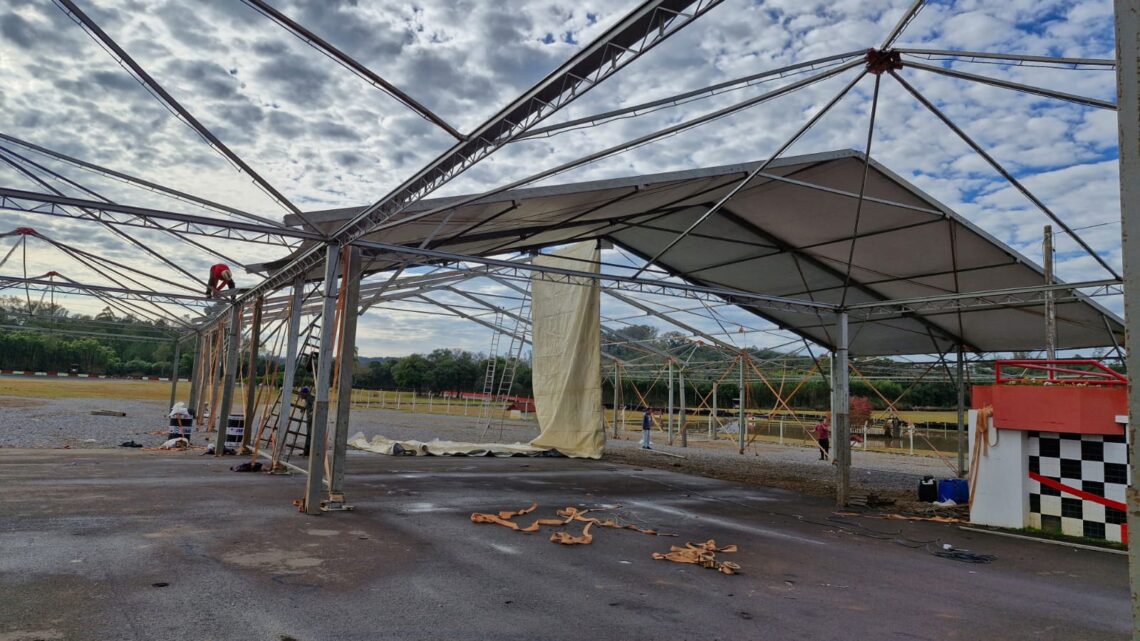 Montagem da estrutura que irá abrigar os mais de 150 expositores está em andamento. São cerca de oito mil m2 de área coberta