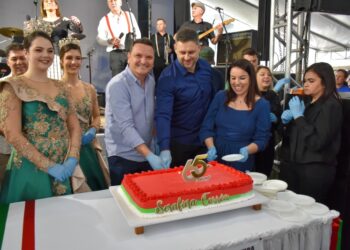 Serafina Corrêa celebra 65 anos com festa no calçadão da praça