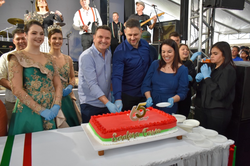 Serafina Corrêa celebra 65 anos com festa no calçadão da praça