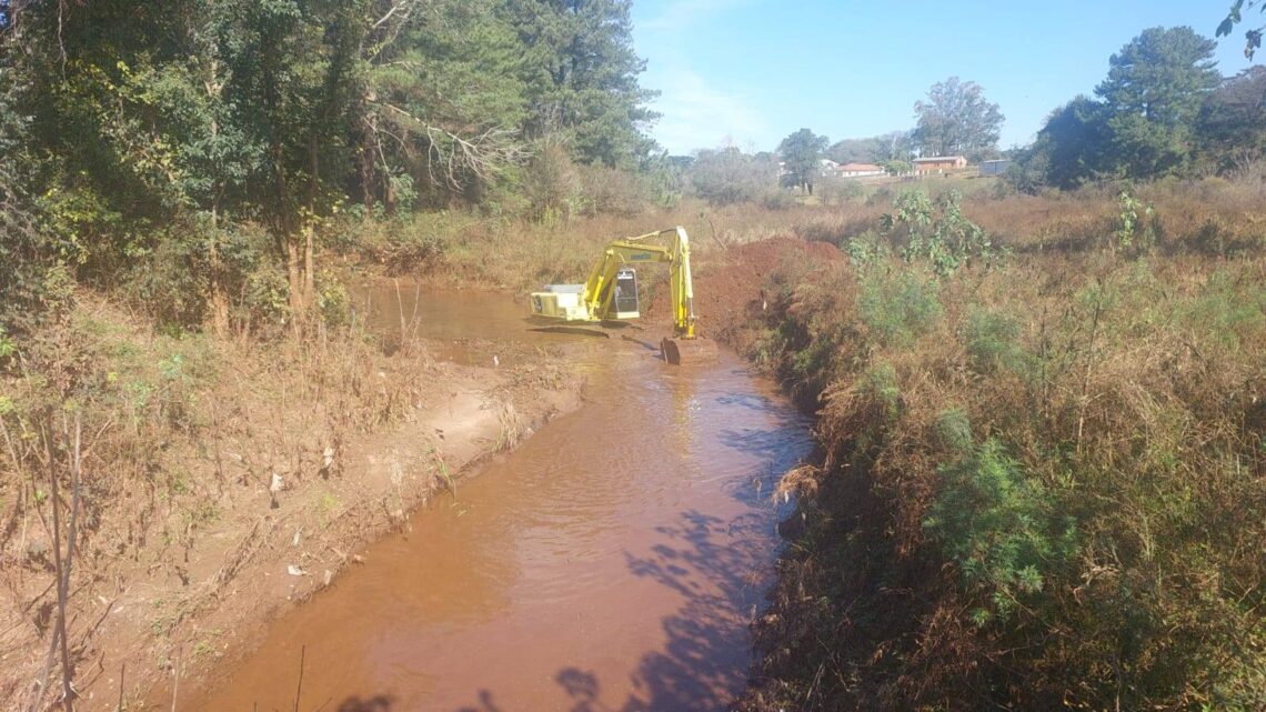 Administração Municipal realiza desassoreamento do Arroio Tigreiro