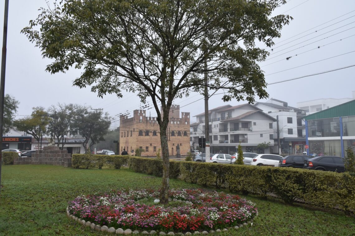 Flores de Inverno Colorirão Serafina Corrêa em Ação Integrada de Meio Ambiente e Educação