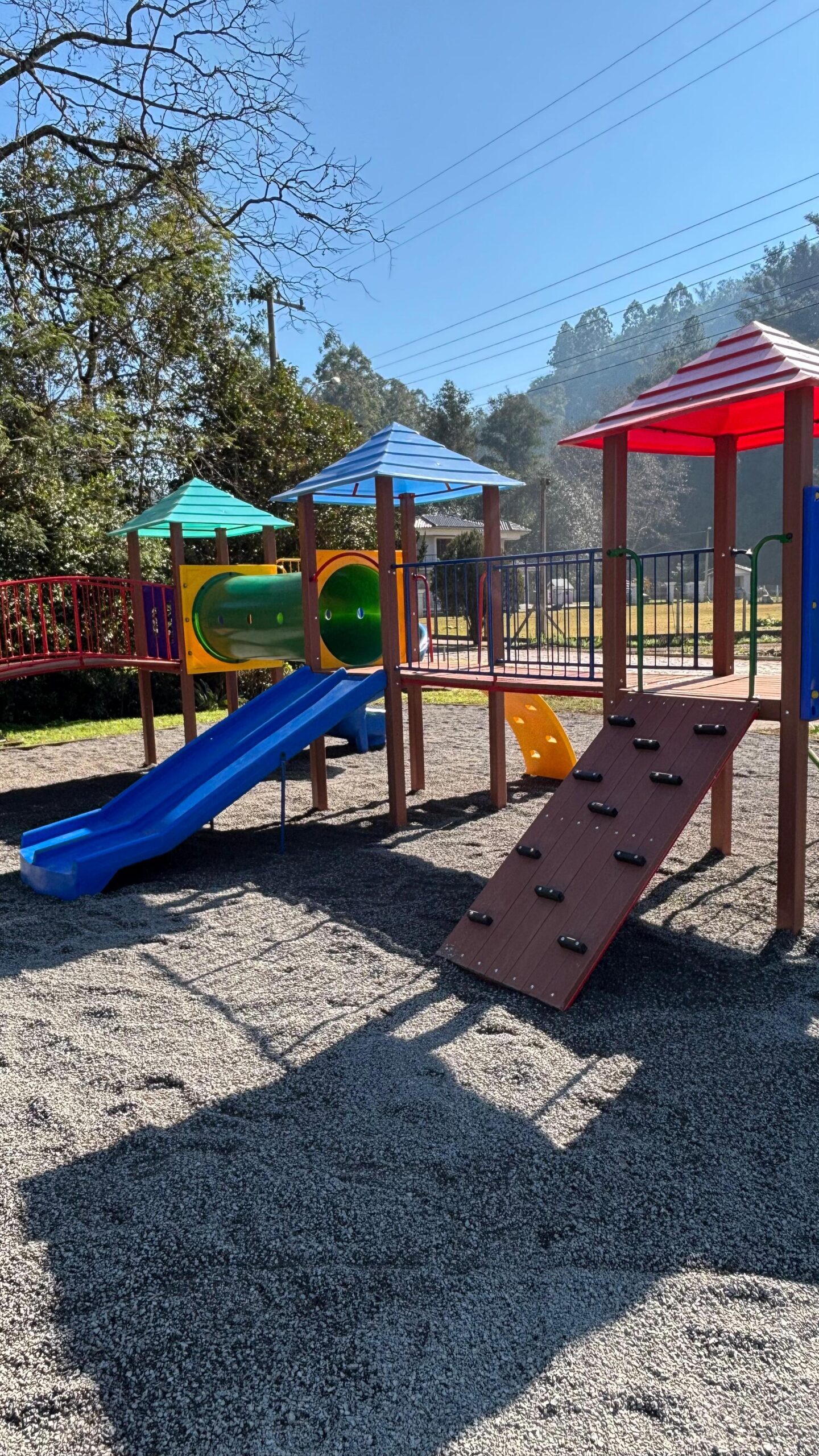 Nova atração para a criançada! Playground é instalado na praça de Coqueiro Baixo