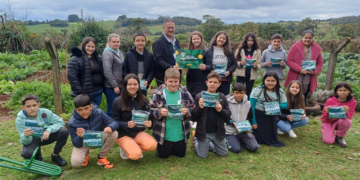 Escola Princesa Isabel, de Alto Alegre, recebe placa do Cotriel Educando para o Campo