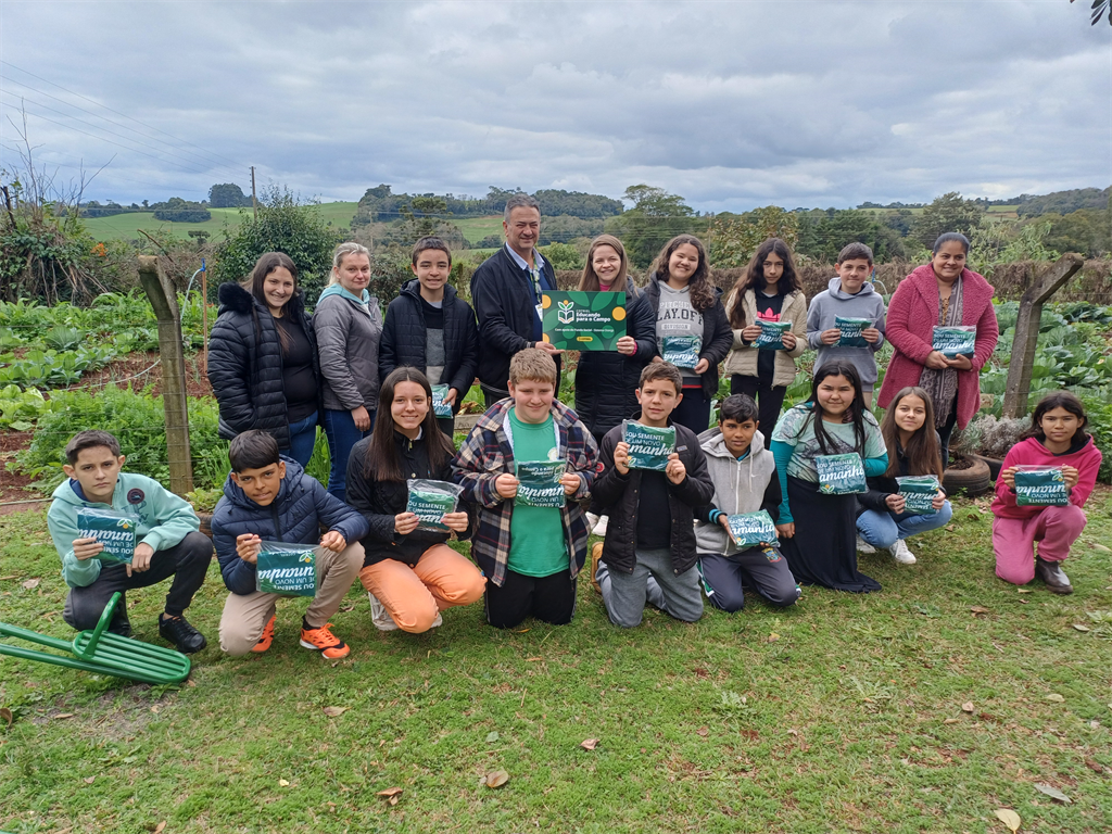 Escola Princesa Isabel, de Alto Alegre, recebe placa do Cotriel Educando para o Campo