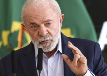 Lula finaliza plano aos setores afetados por tarifaço de Trump
