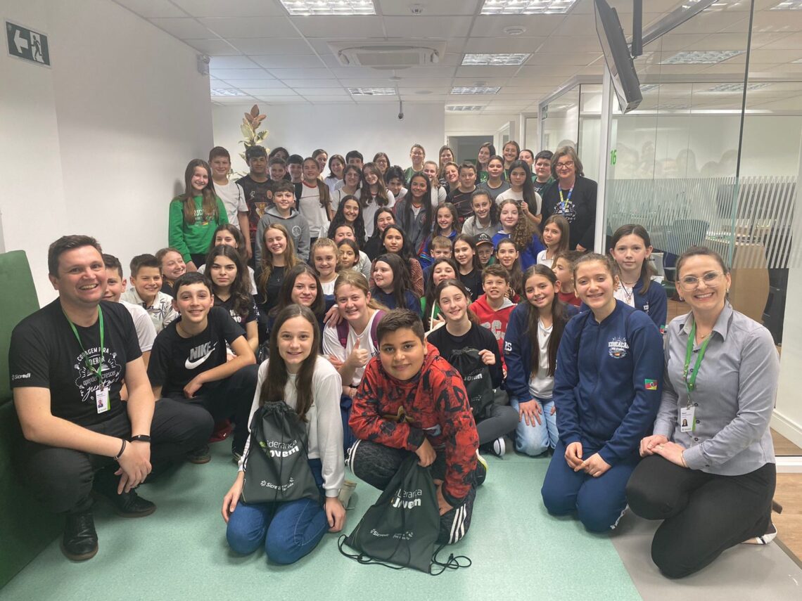 Alunos participantes do Projeto Liderança Jovem realizam visitas às agências do Sicredi Região dos Vales