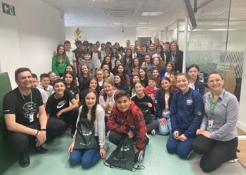 Alunos participantes do Projeto Liderança Jovem realizam visitas às agências do Sicredi Região dos Vales 