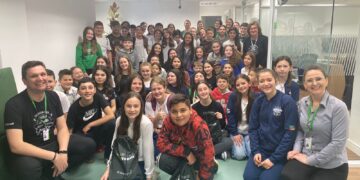 Alunos participantes do Projeto Liderança Jovem realizam visitas às agências do Sicredi Região dos Vales 