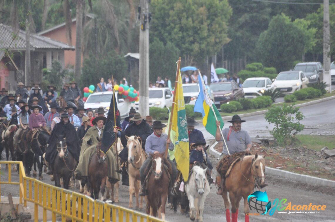 Jacuizinho encerra Semana Farroupilha com desfile, apresentações e gincana tradicionalista