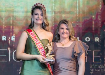 TROFÉU MULHERES DE VALOR |  Jaqueline Orsolin, CEO rede de lojas Mega Variedades e Stocksul