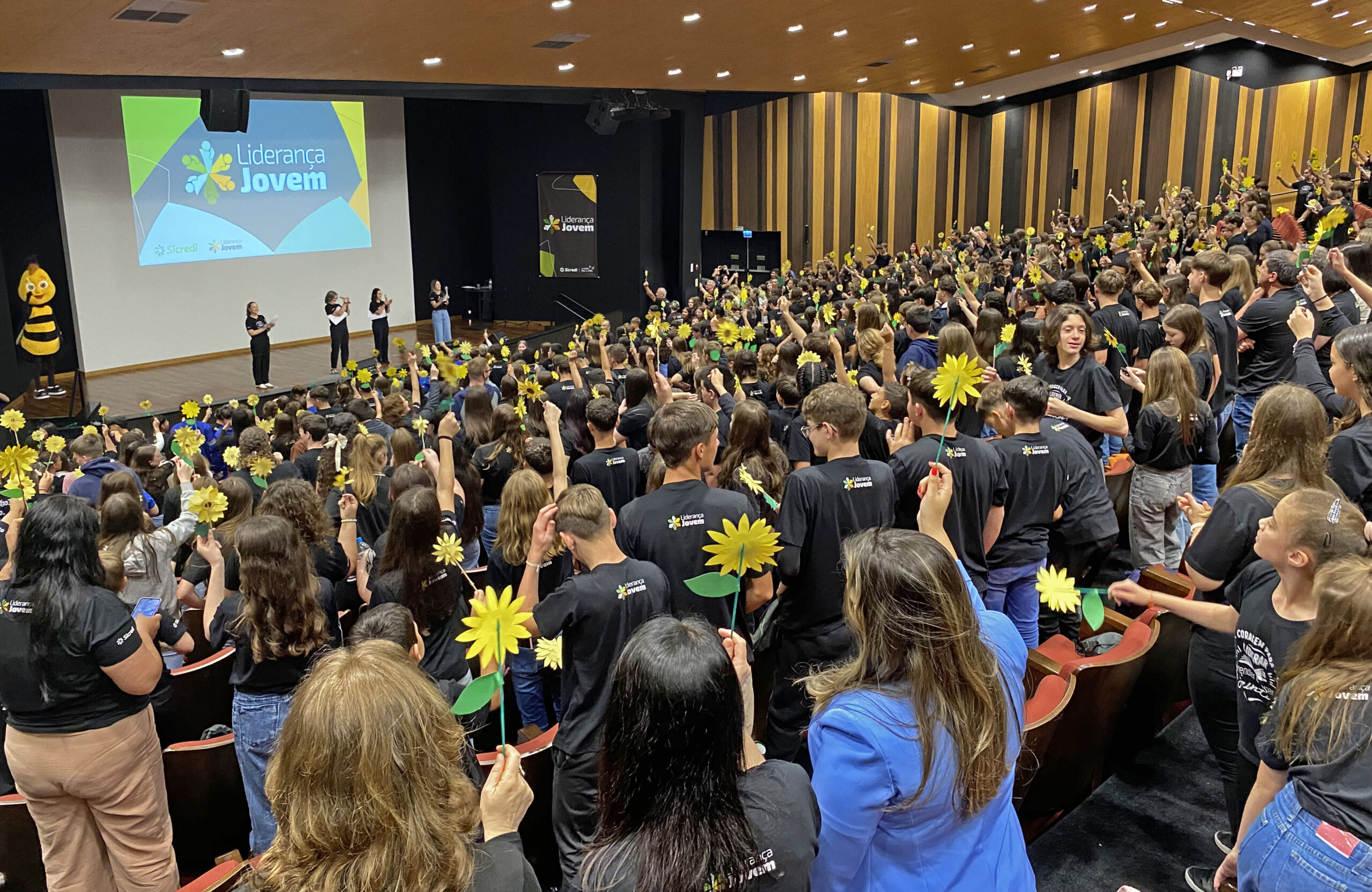 Sicredi Região dos Vales realiza Evento Anual do Projeto Liderança Jovem Iniciativa reuniu cerca de 520 estudantes de 60 escolas da região