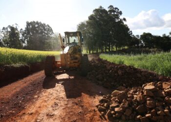 Estado conclui assinatura de convênios para recuperação de estradas rurais com 356 municípios