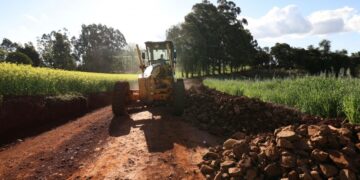 Estado conclui assinatura de convênios para recuperação de estradas rurais com 356 municípios